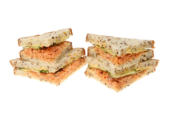 Sanduíche de salmão e pepino — Fotografia de Stock