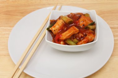 Bir tabloda Çince yemek