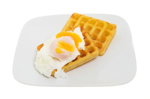 Ovos escalfados e waffles de batata — Fotografia de Stock