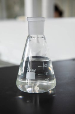 Tıp teknolojisi araştırma laboratuvarında laboratuvar ya da kimya cam şişe test tüpü. Coronavirus veya kovid 19 aşısı test tüpünde.