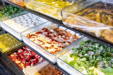 Yunan veya Türk Balık Restoranında deniz ürünleri, ızgara et, meze, otlar, balık, rakı, uzo, aperatif ve salata Yunanistan veya Türkiye sahillerinde akşam yemeği veya öğle yemeği için masada.