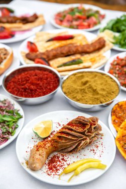 Sirdan, Geleneksel Türk Doldurulmuş pirinç işkembesi veya Türk Restoranı 'ndaki masada sakatat yemeği. Shirdan Dolma, Adana 'nın en sevdiği yiyecektir..