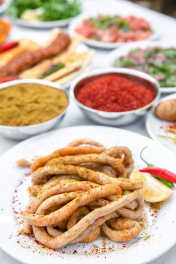 Mumbar, Türk Lokantası 'ndaki masada koyun bağırsaklarına ya da sakatat yemeklerine geleneksel Türk pilavı doldurulmuş. Mumbar Dolma Adana 'nın en sevdiği yemek
