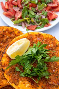 Lezzetli Türk pizzası Lahmacun. Lahmacun lezzetli ve lezzetli.