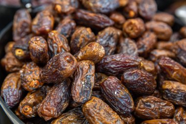 Çiğ organik taze kurutulmuş hurma meyveleri. Ramazan veya iftar meyveleri veya atıştırmalıklar