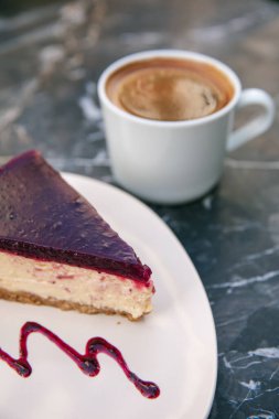 Kahvaltıda peynirli kek ve bir fincan espresso..