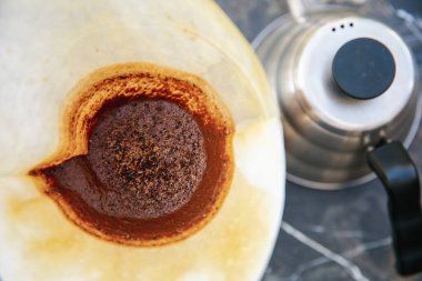 Chemex ile demlenmiş filtrelenmiş kahve