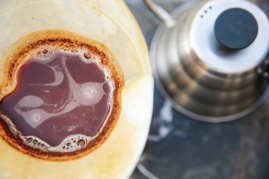 Chemex ile demlenmiş filtrelenmiş kahve