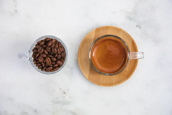 Tasse Espresso Mit Bohnen Auf Schwarzem Hintergrund Von Oben Stockbild