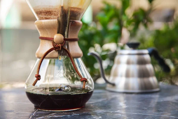 Tropfen Filterkaffee Brauen Mit Chemex lizenzfreie Stockfotos