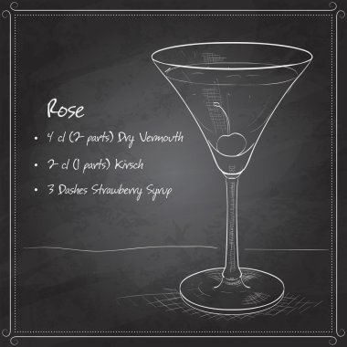 Kara tahta üzerinde alkollü kokteyl gül