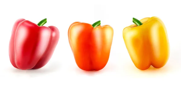 Красный, оранжевый и желтый перец изолирован на белый — стоковое фото
