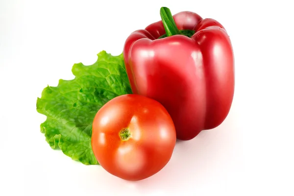 Papriky a rajčata na bílém pozadí — Stock fotografie