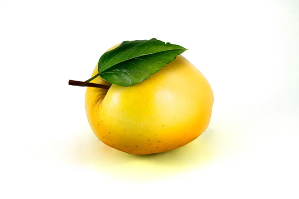 Pomme jaune sur blanc — Photo
