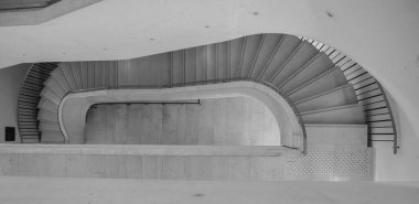 Siyah ve beyaz merdivenler minimum konsept. Modern iç tasarım.