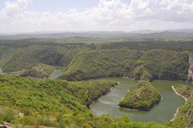 Uvac nehri acımasızdır. Doğal bir başyapıt. Sırbistan 'ın tabiatı ve güzelliği.