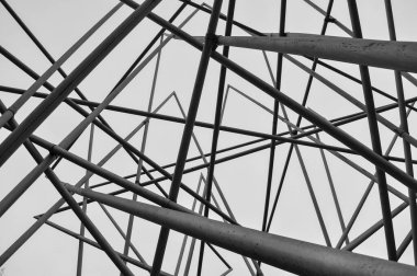 Soyut vahşi mimari. Yaratıcı mavi gökyüzü ve metal yapı kavramı. Geometrik çelik anıt.