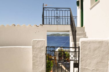 Yunanistan 'ın Skiathos adasından yaz manzarası. Mavi gökyüzüne ve denize karşı beyaz duvarlar ve ev. Yaratıcı fikir..
