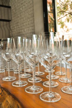 Kutlamayı bekleyen beyaz şarap kadehleri. Yaratıcı yerleşim.