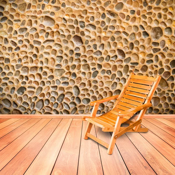 Chaise longue en bois de style rétro à l'intérieur du sol en bois avec s — Photo