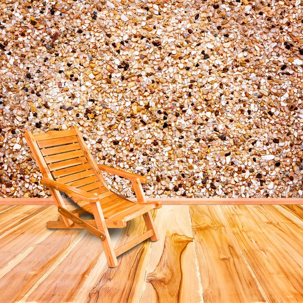 Sedia a sdraio in stile retrò su pavimento in legno interno con s — Foto Stock