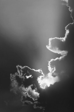 Siyah ve beyaz bulutlar ve güneş, Güneş ışınları ile güzel gökyüzü