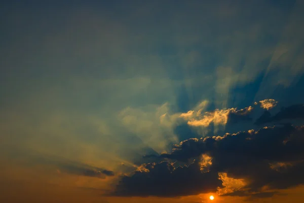 Bel cielo con nuvole e raggi di sole al tramonto — Foto Stock