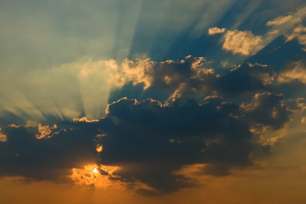 Hermoso cielo con nubes y rayos de sol al atardecer — Foto de Stock