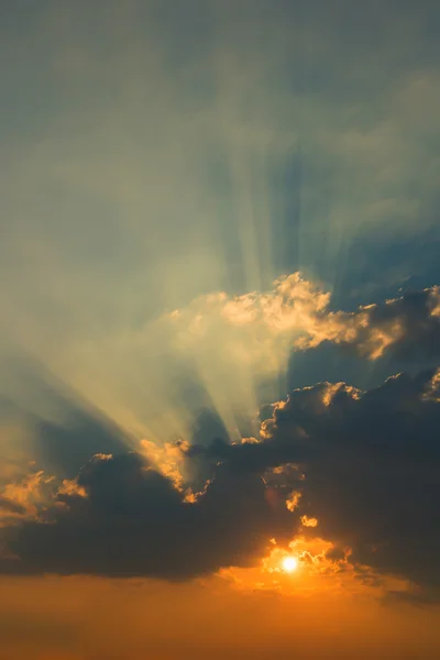 Schöner Himmel mit Wolken und Sonnenstrahlen bei Sonnenuntergang — Stockfoto