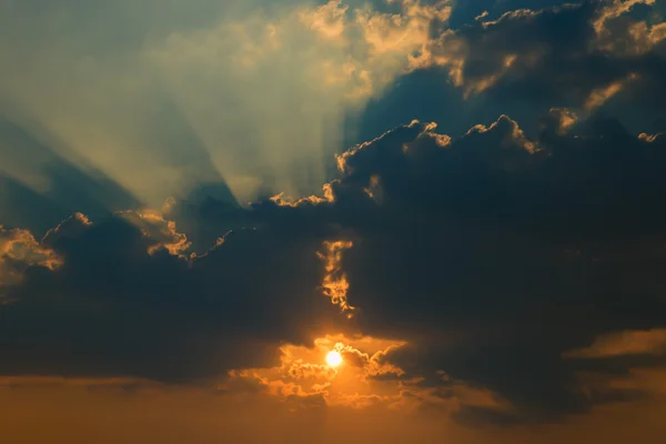 Hermoso cielo con nubes y rayos de sol al atardecer —  Fotos de Stock