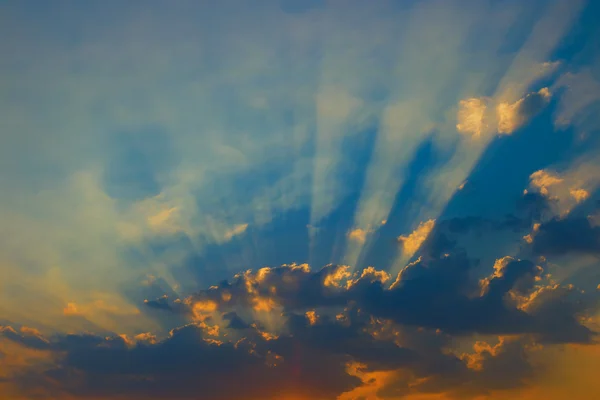 Prachtige lucht met wolken en zonnestralen — Stockfoto