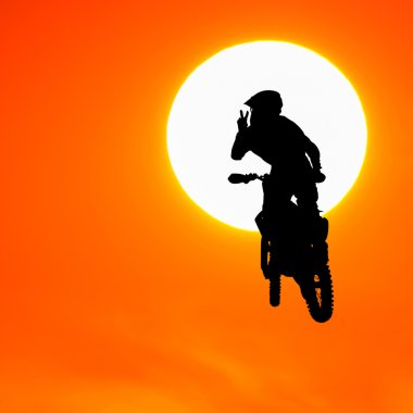 gün batımında gökyüzünde motocross binici atlama silüeti