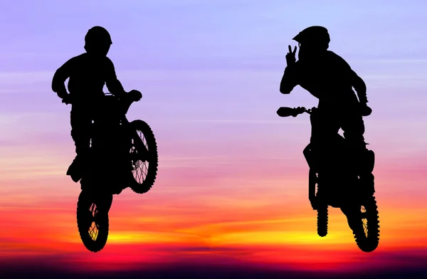 Silhouet van motorcross rijder springen in de hemel bij zonsondergang — Stockfoto