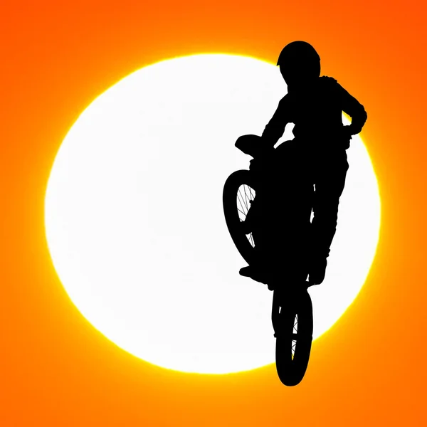 Silhouette des Motocross-Fahrers springt bei Sonnenuntergang in den Himmel — Stockfoto