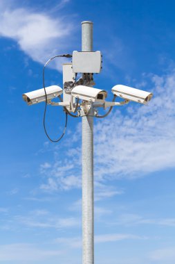 CCTV ayağı güzel mavi gökyüzü arka plan ile