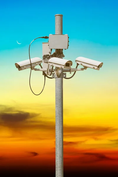CCTV стовпа з мальовничим краєвидом під час заходу сонця — стокове фото