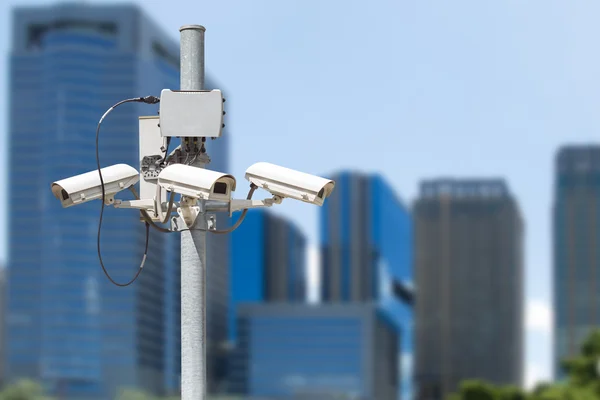 Filar CCTV z budynku w tle miasta stosuje se — Zdjęcie stockowe