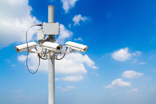 Pilier CCTV avec beau fond bleu ciel — Photo