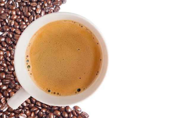 Xícara de café quente com caminho de recorte e vista superior de grãos de café em w — Fotografia de Stock