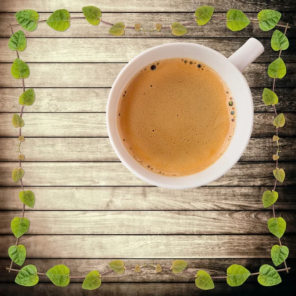 Taza de café caliente con camino de recorte en tablón de madera áspera y verde — Foto de Stock