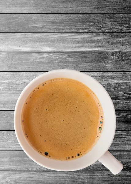 Taza de café caliente con vista superior del camino de recorte en backgro tablón de madera — Foto de Stock