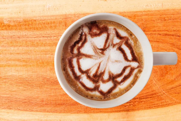 Heiße Kaffeetasse mit Clipping-Pfad Draufsicht auf Holzplanke — Stockfoto