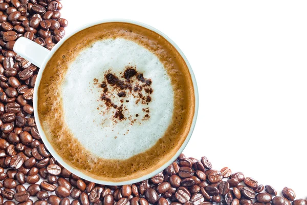 Xícara de café quente com caminho de recorte e vista superior de grãos de café em w — Fotografia de Stock