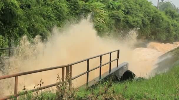 Der Wasserstrom Des Damms Fließt Durch Einen Kanal — Stockvideo