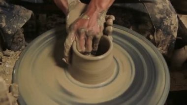 Çömlekçi çarkında kil tenceresi yapmak
