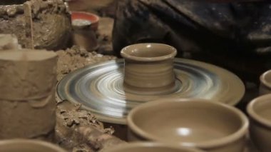 Çömlekçi çarkında kil tenceresi yapmak