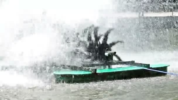 Máquina Giratoria Aguas Residuales Que Trabaja Lago Con Técnica Zoom — Vídeo de stock