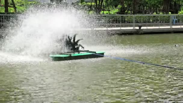 Máquina Giratoria Aguas Residuales Que Trabaja Lago — Vídeos de Stock