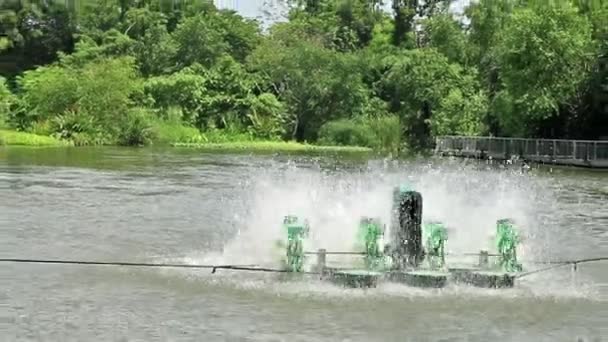 Máquina Giratoria Aguas Residuales Que Trabaja Lago Con Técnica Zoom — Vídeos de Stock