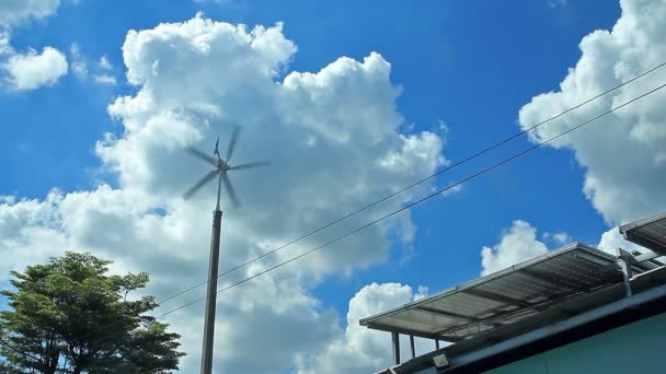 Paneles Solares Techo Turbina Viento Con Cielo Azul Fondo Nube — Vídeo de stock
